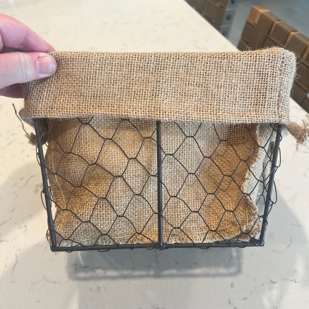 Small chicken wire basket with burlap liner - Picture 2 of 6